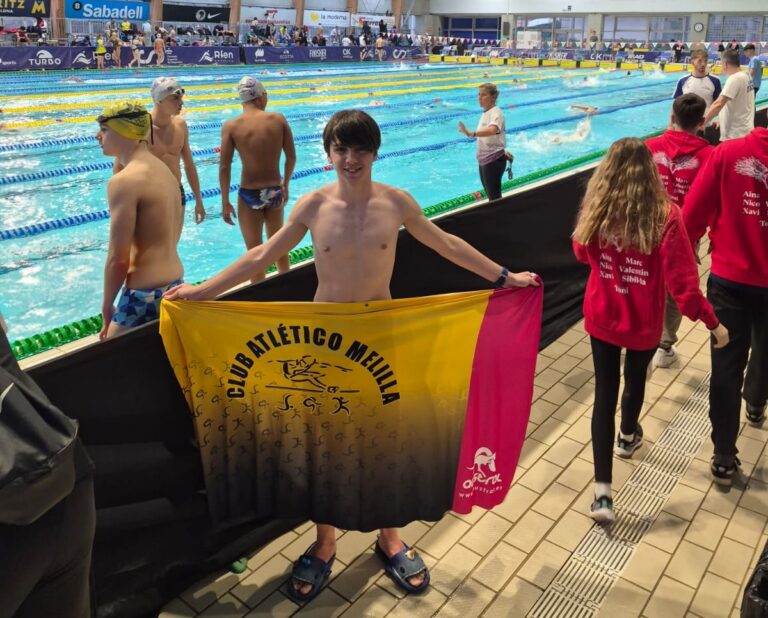 Rubén Román con bandera del Club Atlético Melilla en campeonato de natación