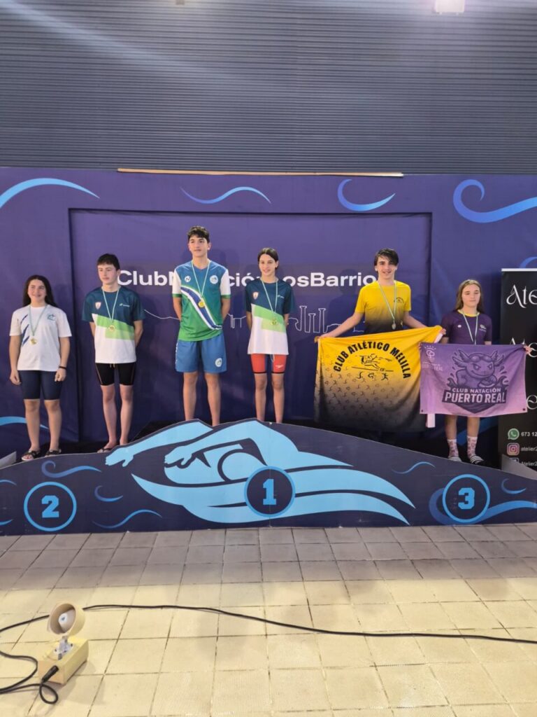 Rubén Román Muñoz en el podio con medallas de natación