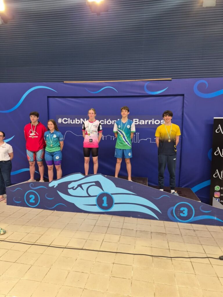 Rubén Román Muñoz en el podio tras ganar medallas en natación