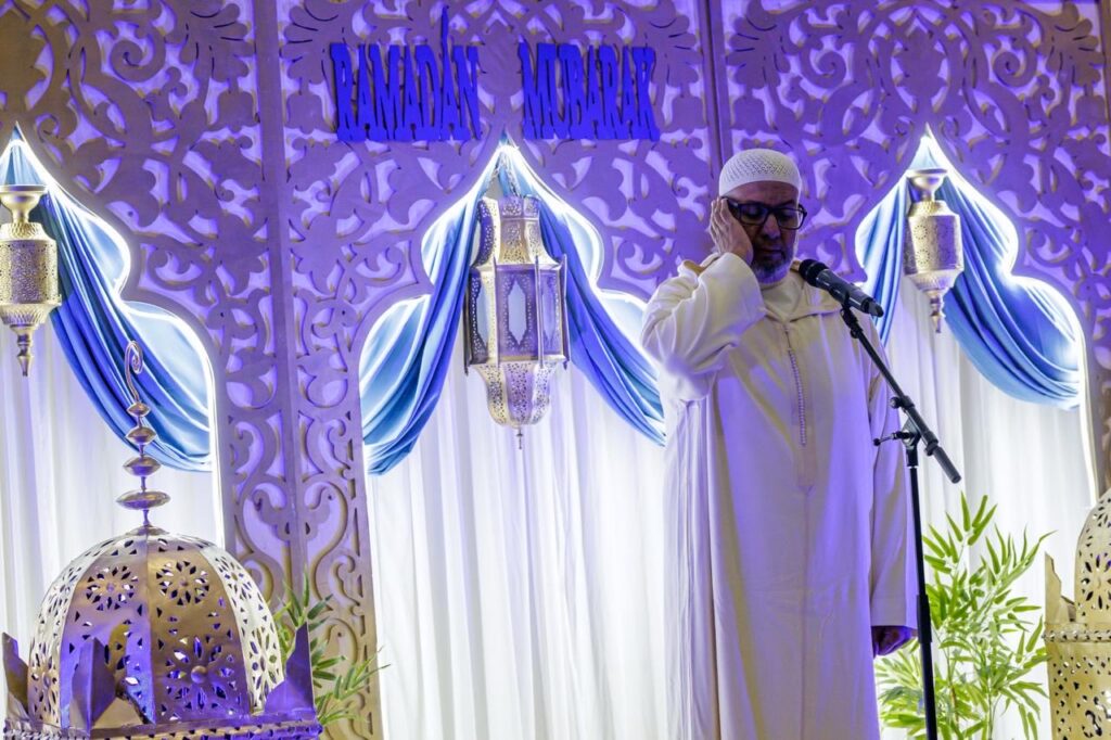 Hombre en ceremonia de ruptura de ayuno en Melilla durante Ramadán