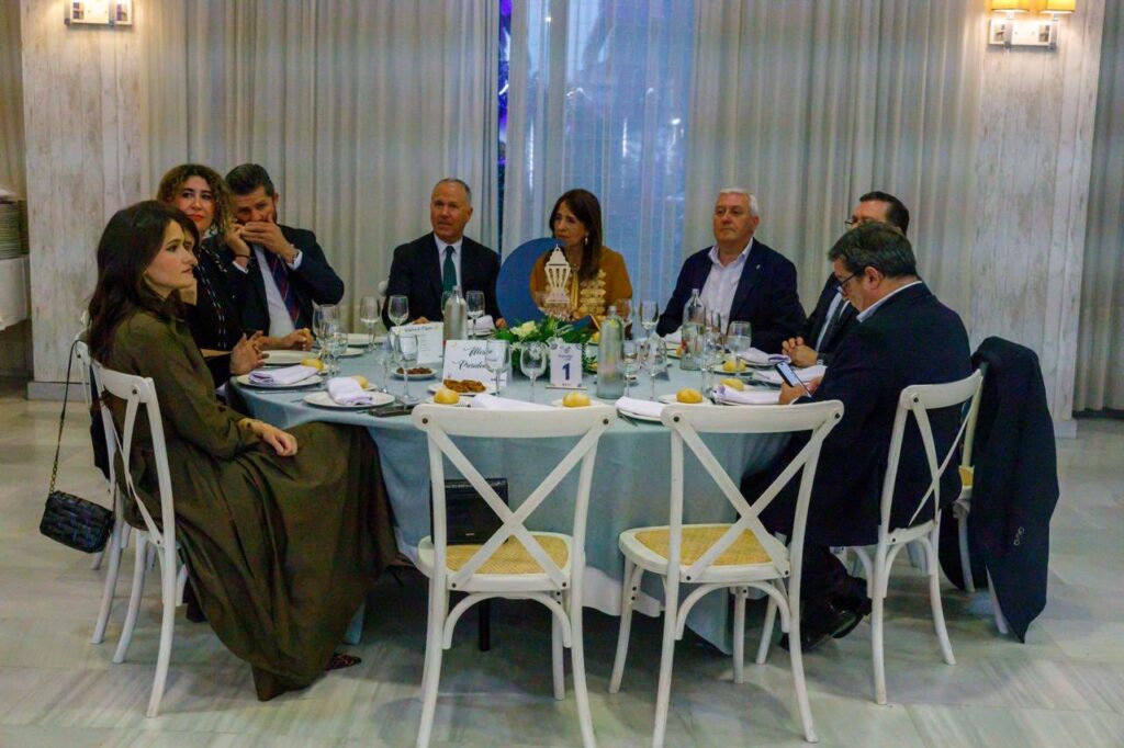 Grupo de personas en una mesa durante la ruptura de ayuno en Melilla