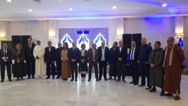 Grupo de personas en la ruptura de ayuno en Melilla