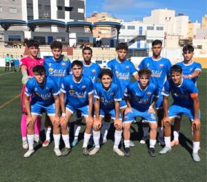 Equipo de fútbol juvenil del Rusadir posando en el campo