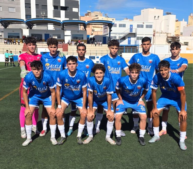 Equipo de fútbol juvenil del Rusadir posando en el campo