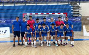 Equipo de fútbol sala del C.F. Rusadir posando en el pabellón