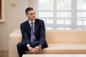Pedro Sánchez sentado en un sofá, reflexionando sobre la ley israelí