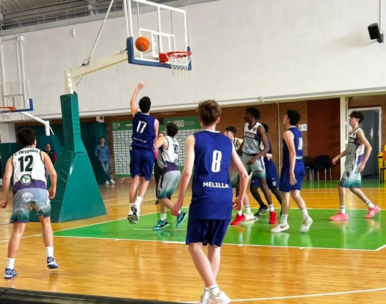 Jugadores de baloncesto en un partido de la selección junior FMB