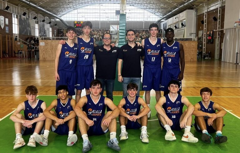 Equipo de baloncesto junior de Melilla posando en la cancha