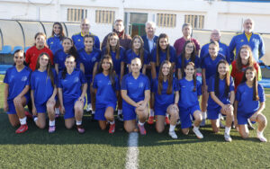 Equipo de fútbol femenino Sub-14 de Melilla posando en Zaragoza