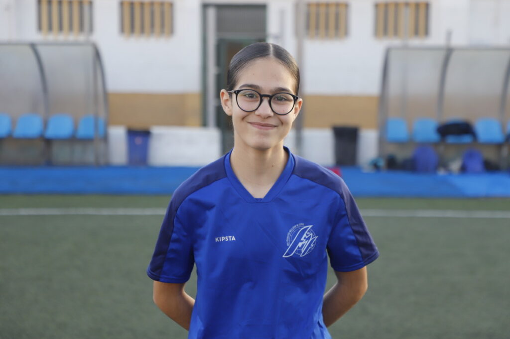 Jugadora de la selección melillense sub-14 en uniforme de fútbol