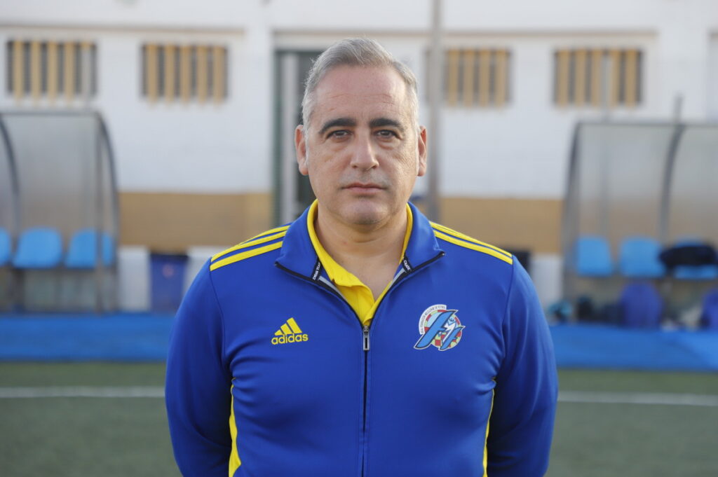Ángel García, entrenador de la selección melillense femenina sub-14 en un campo de fútbol.