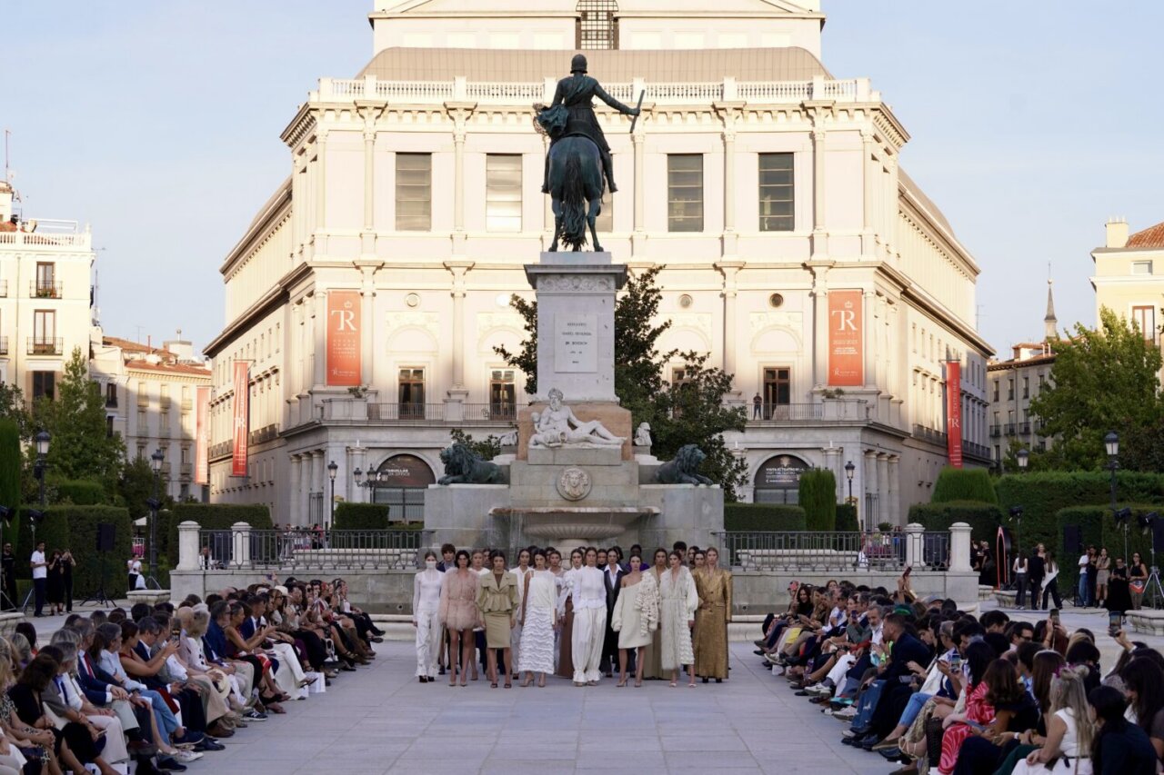 Desfile inaugural de la Semana de la Moda de Madrid en la plaza de España