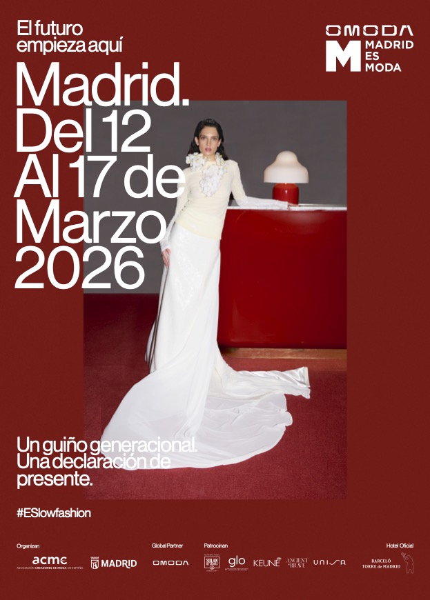 Modelo luciendo un vestido blanco en la Semana de la Moda de Madrid 2026