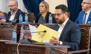 Miembro del consejo municipal de Melilla leyendo documentos en una sesión