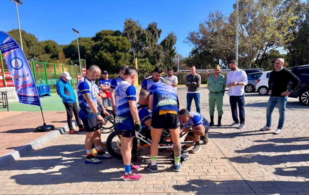 Grupo de personas preparando la silla Joëlette para senderismo inclusivo