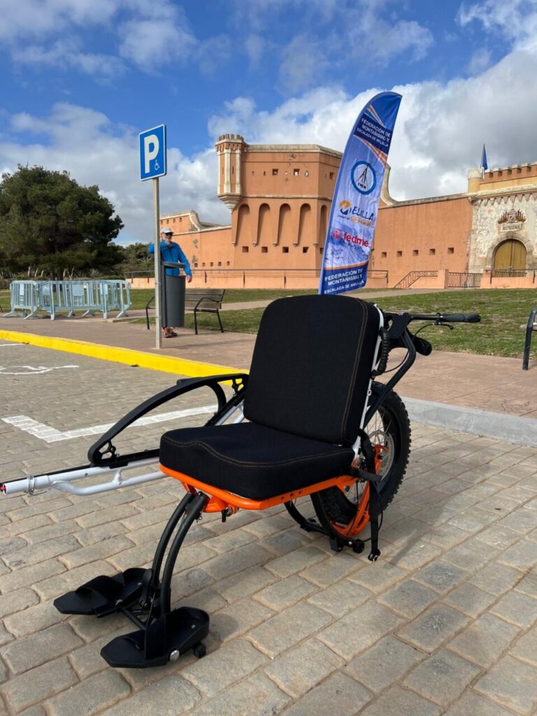 Silla Joëlette para personas con movilidad reducida en un entorno natural