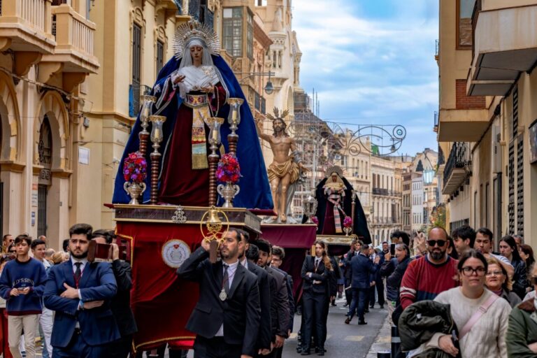 Traslado de imágenes religiosas en una procesión de Semana Santa
