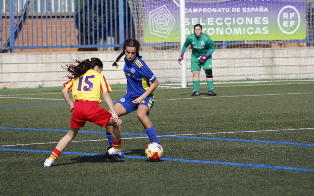 Jugadoras de fútbol femenino en un partido de la selección Sub-14 de Melilla
