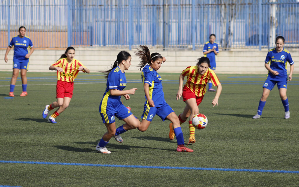 Jugadoras de la selección Sub-14 de Melilla compitiendo en un partido de fútbol