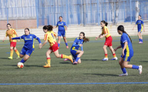 Jugadoras de fútbol femenino Sub-14 de Melilla en acción durante un partido