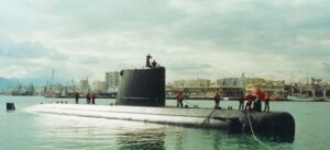 Submarino en puerto con tripulación en la cubierta