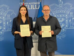 Representantes del Colegio de Médicos de Melilla con documentos de subvención