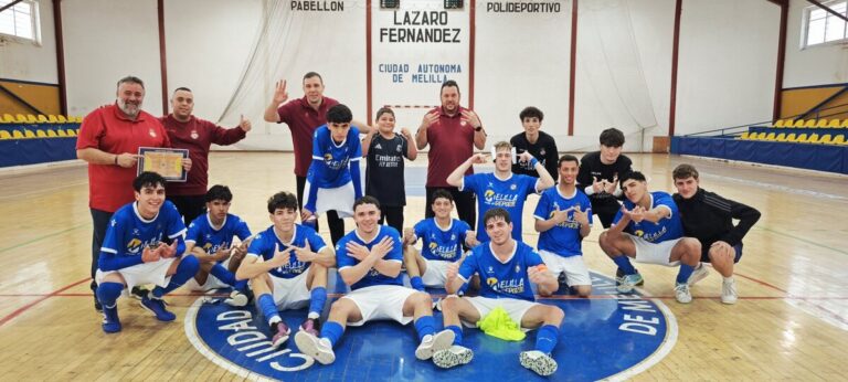 Jugadores del MCD Peña Real Madrid celebrando una victoria en el polideportivo de Melilla.