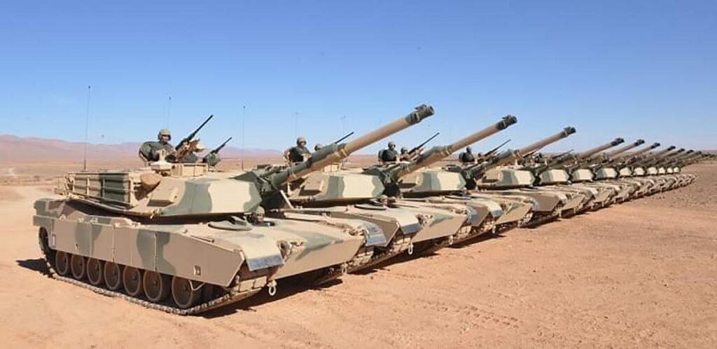 Tanques del ejército marroquí alineados en un desierto