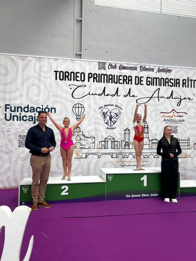 Gimnastas en el podio del Torneo de Gimnasia Rítmica en Andújar