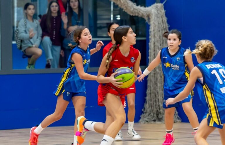 Jugadoras de baloncesto compitiendo en el Torneo Preinfantil FMB