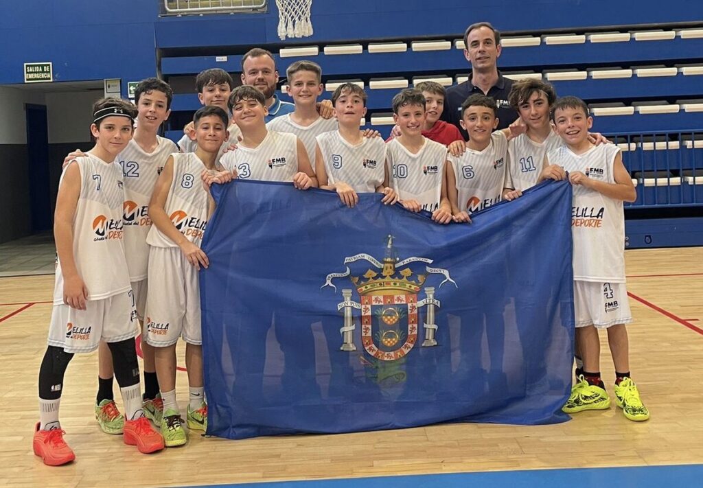 Equipo de minibasket FMB sosteniendo una bandera en el torneo preinfantil 2026