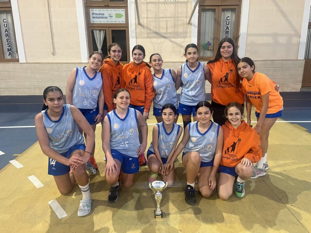Equipo femenino del Torneo Preinfantil FMB 2026 posando con un trofeo