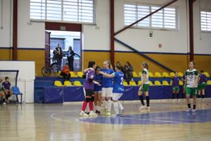 Jugadoras del Torreblanca B celebrando en el Pabellón Municipal Lázaro Fernández