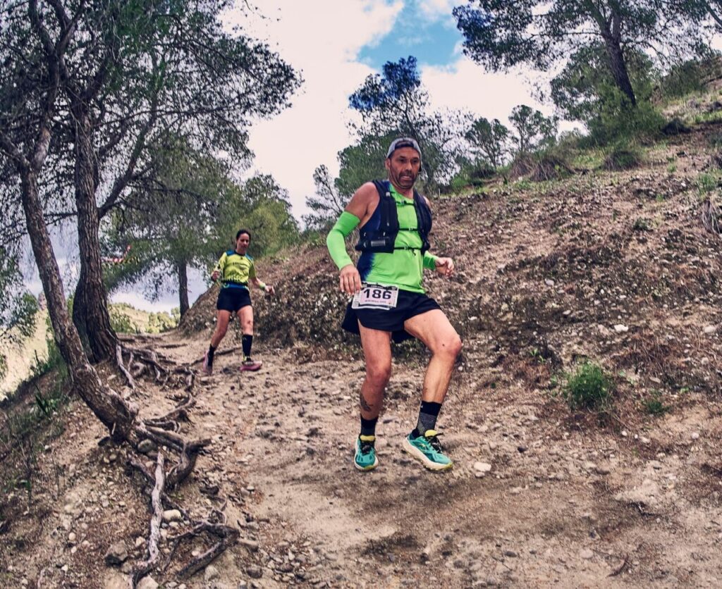 Atletas del Club HTrainer corriendo en el Trail 'El Santo' en Pizarra