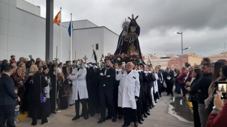 Personal sanitario portando imágenes religiosas en Melilla