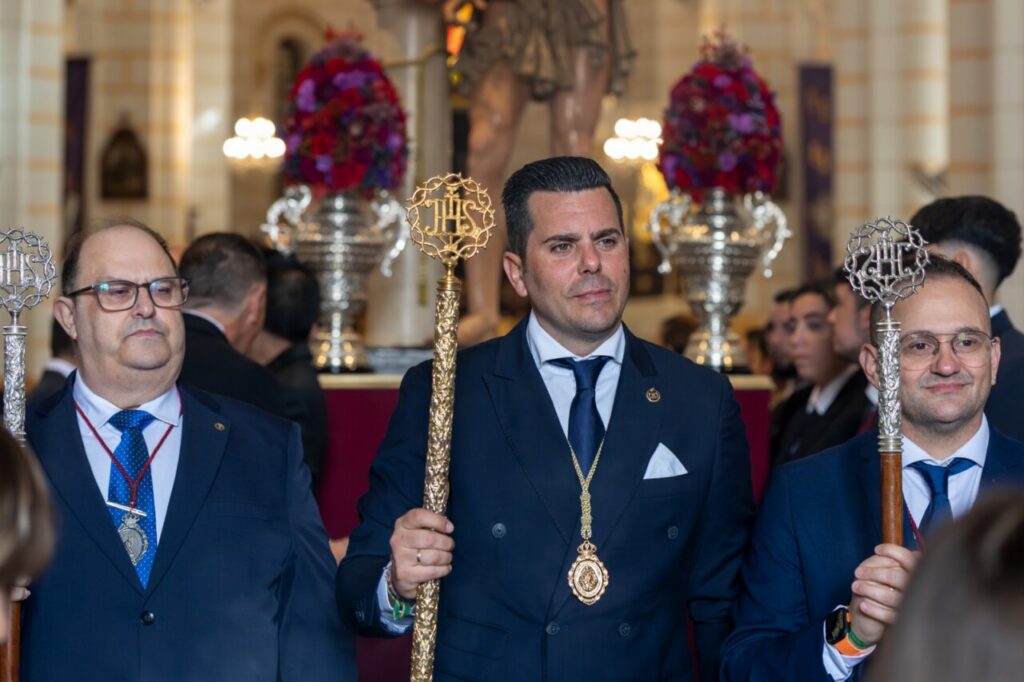 Miembros de la Cofradía de la Flagelación durante un traslado solemne.