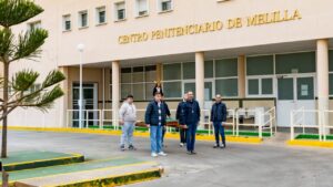 Internos del Centro Penitenciario de Melilla trasladando la imagen del Cautivo