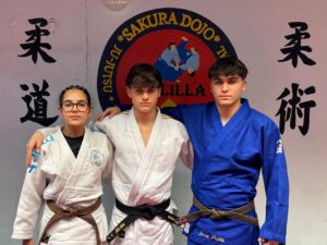 Tres judocas de Melilla posando en el dojo Sakura