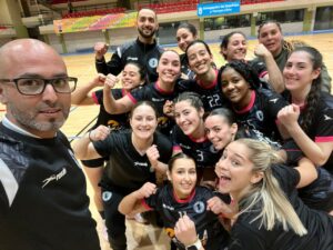 Jugadoras del Club Balonmano T-Maravilla Melilla celebrando su victoria