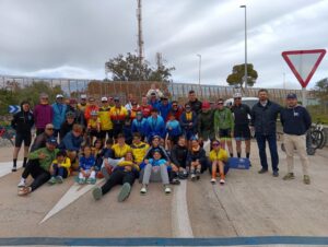 Grupo de ciclistas y organizadores tras la carrera en Melilla