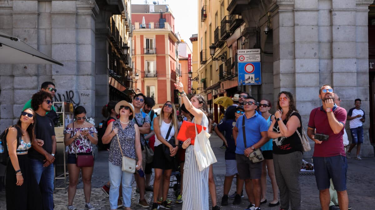 Grupo de turistas observando la arquitectura en Madrid