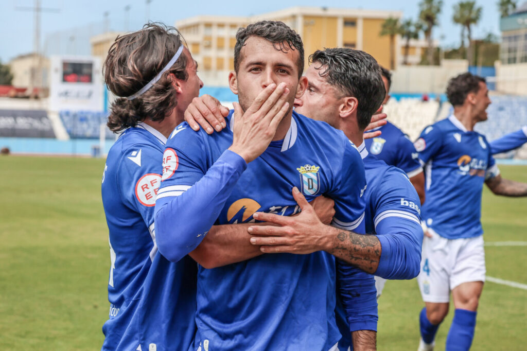 Jugadores de la U.D. Melilla celebrando un gol en el campo