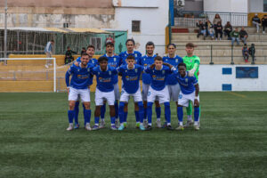 Jugadores de la U.D. Melilla B posando en el campo antes del partido