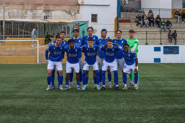 Jugadores de la U.D. Melilla B posando en el campo antes del partido