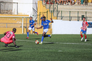 Jugadores de la U.D. Melilla B en un partido contra el Porcuna