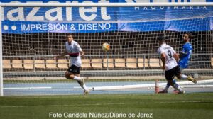 Jugador de la U.D. Melilla fallando una oportunidad de gol en el partido