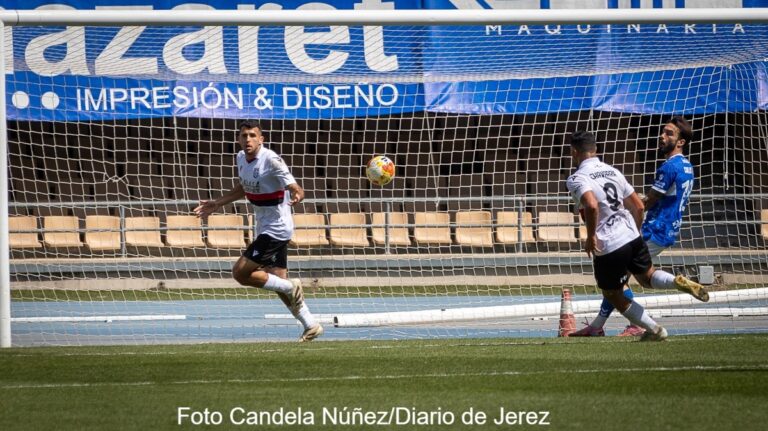 Jugador de la U.D. Melilla fallando una oportunidad de gol en el partido