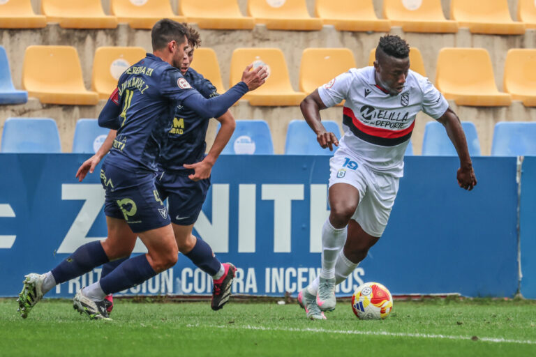 Jugadores de la U.D. Melilla en un partido de fútbol contra el C.D. Extremadura