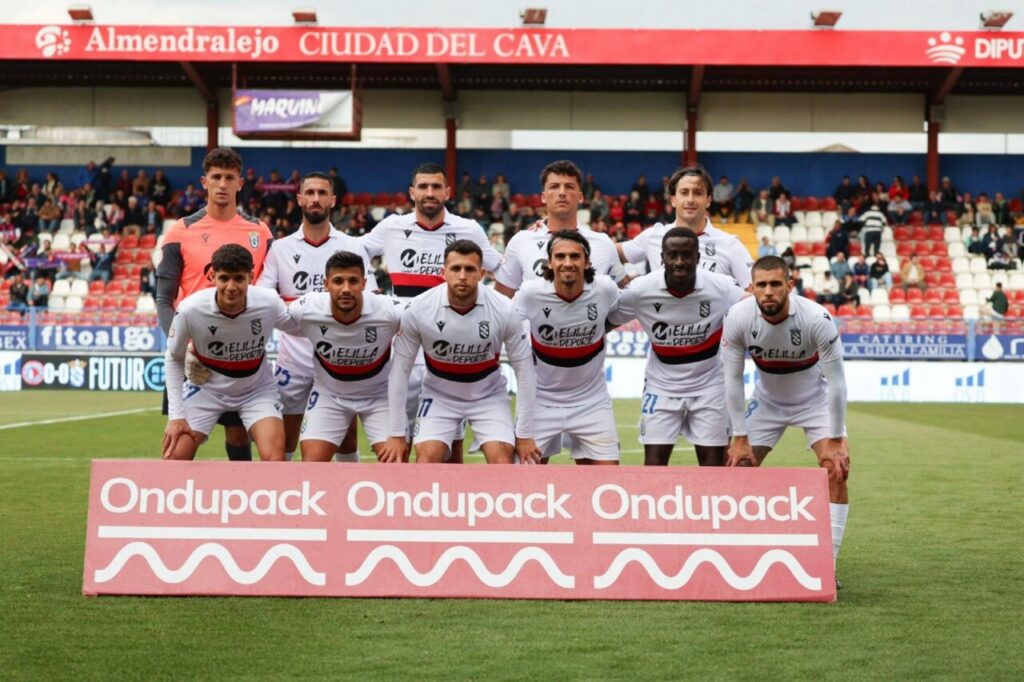Equipo de fútbol U.D. Melilla posando antes del partido contra C.D. Extremadura