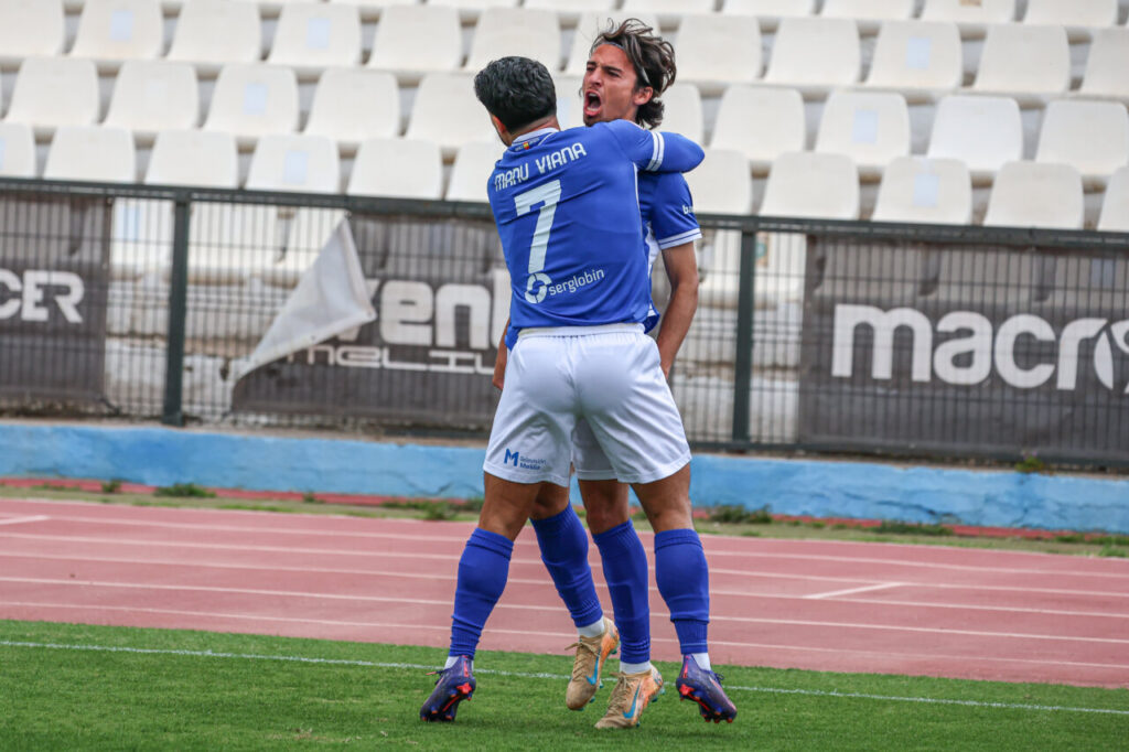 Jugadores de la U.D. Melilla celebrando un gol en el partido